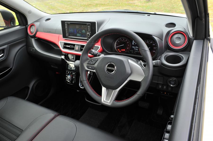 Интерьер Daihatsu Cast Sport 2015 года  (фото 11 из 13)